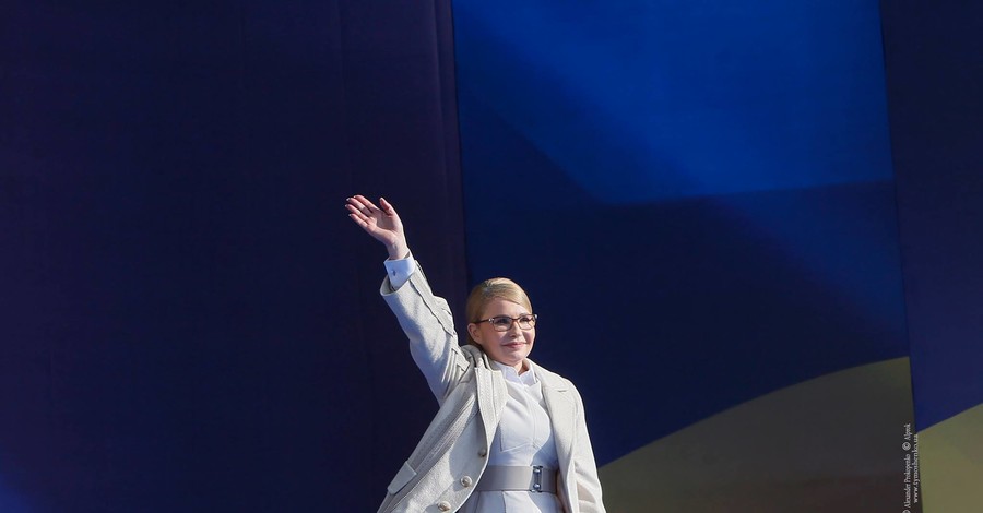 Тимошенко на каблуках сыграла в настольный теннис