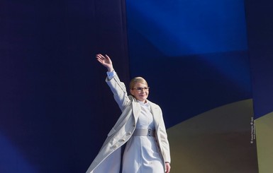 Тимошенко на каблуках сыграла в настольный теннис