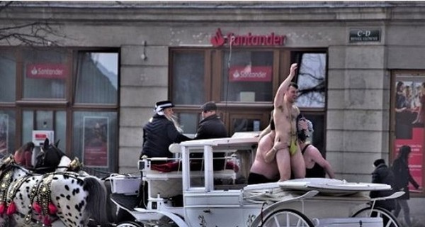 В центре Кракова ездили голые мужчины в карете