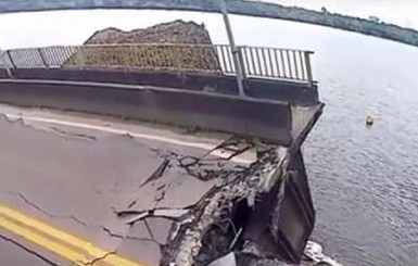В Бразилии судно снесло мост, в воду рухнули несколько автомобилей