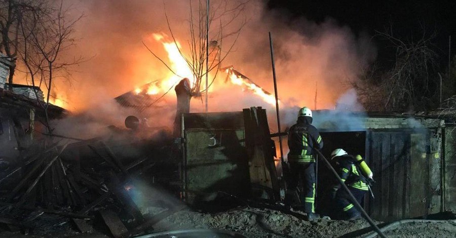 Пламя и взрывы: в Киеве огонь с травы перебросился на помещения
