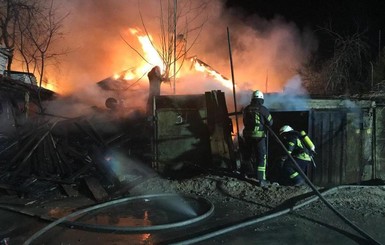 Пламя и взрывы: в Киеве огонь с травы перебросился на помещения