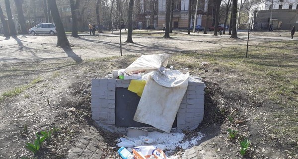 В Харькове разбираются, кто забросал мусором памятник воинам УПА