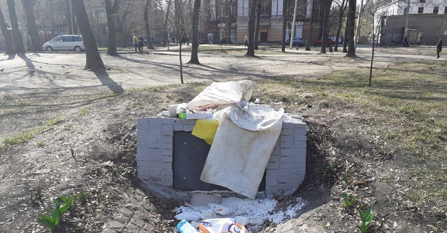 В Харькове разбираются, кто забросал мусором памятник воинам УПА