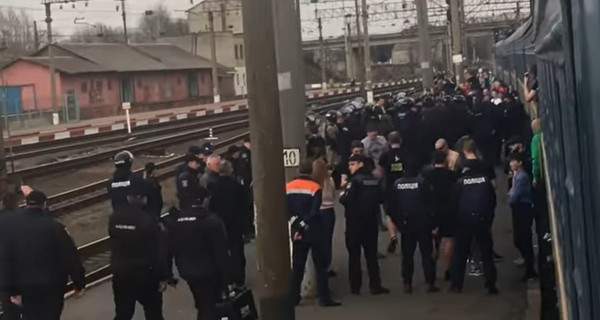 Футбольные фанаты разнесли три вагона поезда 