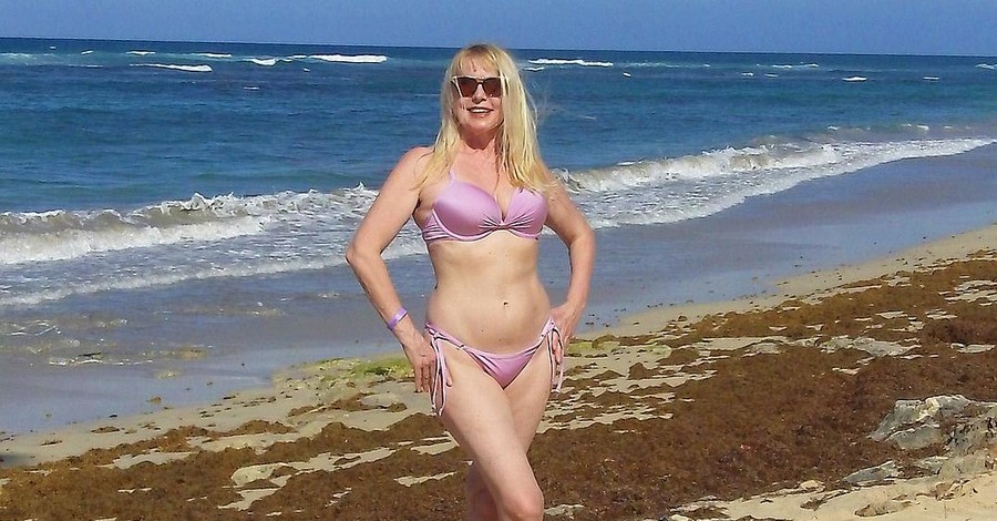 Елена Кондулайнен встречает 61 в бикини на пляже Доминиканы