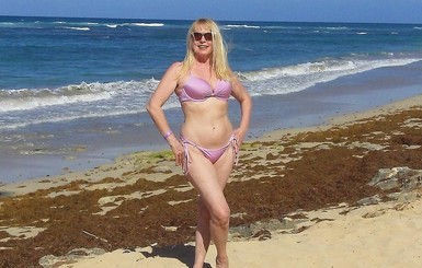 Елена Кондулайнен встречает 61 в бикини на пляже Доминиканы