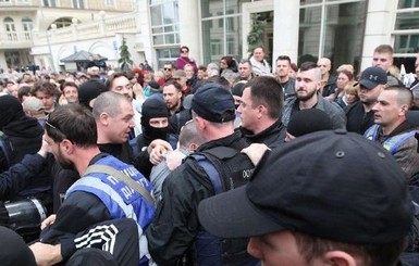 Под стены офиса Зеленского пришли сторонники Порошенко, началась потасовка