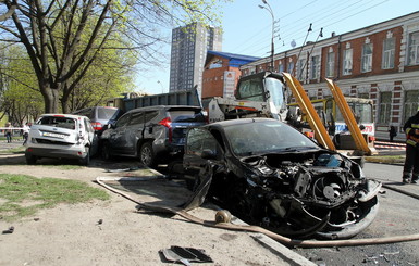 В Днепре страшная авария: КРАЗ без тормозов снес 9 машин и 2 маршрутки
