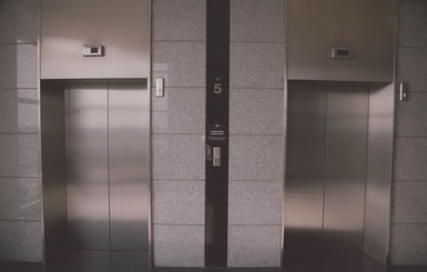 В Харькове врачи застряли в лифте с женщиной в состоянии клинической смерти