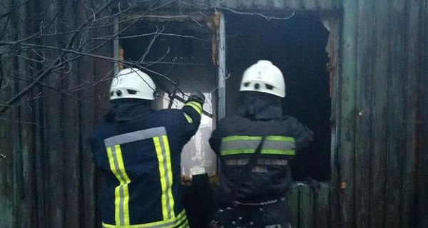 В Запорожье три человека сгорели при пожаре в вагончике на стройке