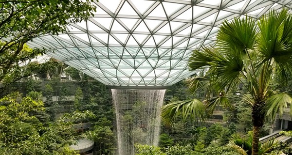В Сингапуре в аэропорту с крыши льется водопад и растут сады