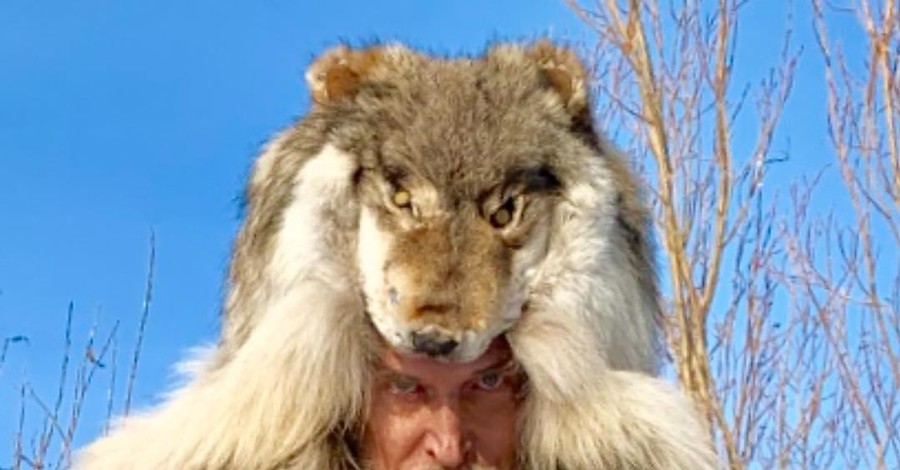 Джигурда удивил фанатов костюмом с настоящей головой волка