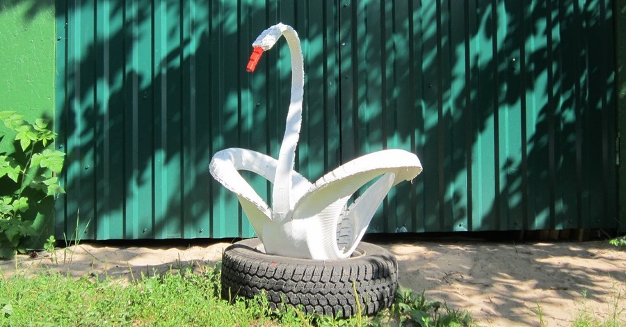 Экологи требуют запретить лебедей из шин во дворах