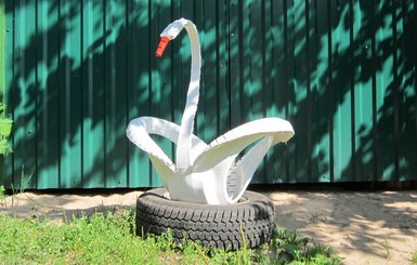 Экологи требуют запретить лебедей из шин во дворах