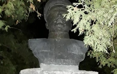 В Черниговской области националисты снесли уже второй за месяц памятник генералу Ватутину 