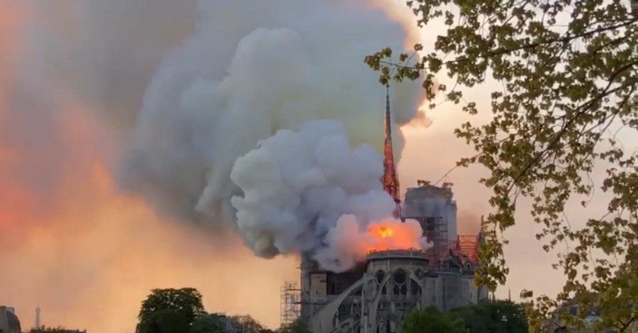 В Париже сильнейший пожар чуть не уничтожил полностью Нотр-Дам де Пари