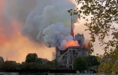 В Париже сильнейший пожар чуть не уничтожил полностью Нотр-Дам де Пари