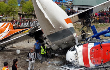 В Непале самолет врезался в вертолет: трое погибли, четверо ранены