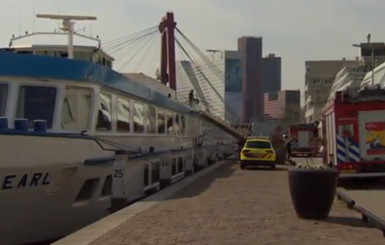 В Нидерландах круизный лайнер столкнулся с пришвартованным кораблем