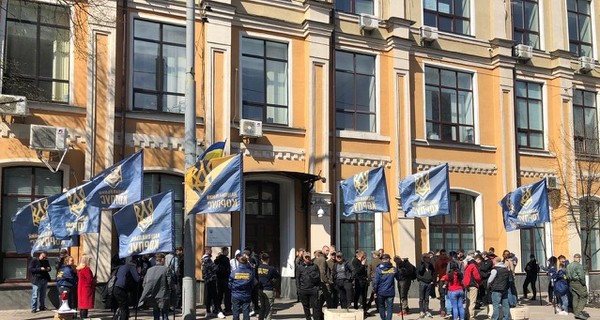 “Национальный Корпус” требует суд наказать штаб Порошенко за незаконную предвыборную агитацию