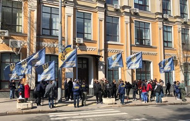 “Национальный Корпус” требует суд наказать штаб Порошенко за незаконную предвыборную агитацию