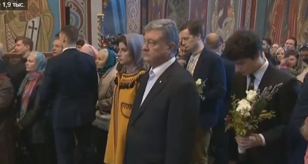 Порошенко зашел в церковь перед голосованием во втором туре выборов