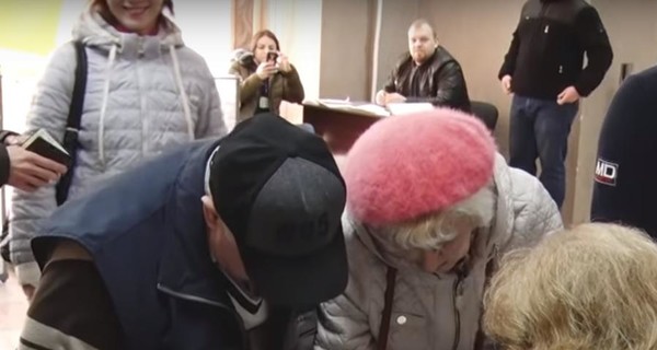 Родители Зеленского проголосовали в Кривом Роге и прокомментировали суд над сыном