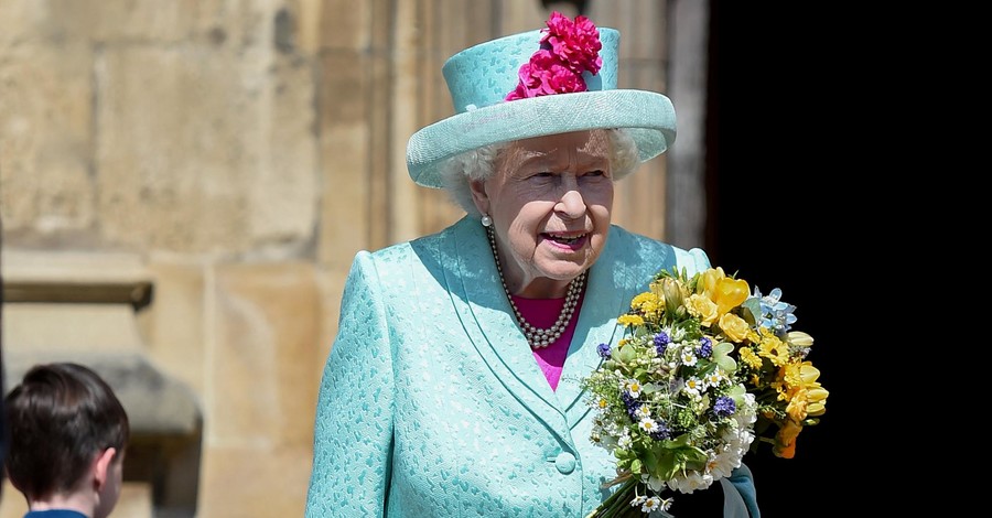Королева Елизавета II отмечает день рождения в розовом платье и бирюзовом плаще