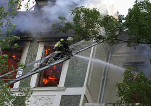 Бомжи подожгли дом возле Секретариата Президента [ФОТО] 