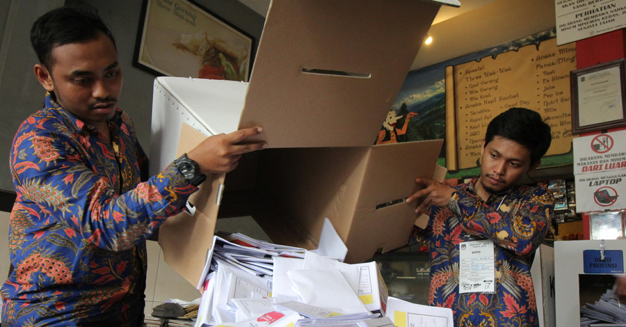 Выборы в Индонезии: во время подсчета голосов скончались 54 сотрудника избиркома