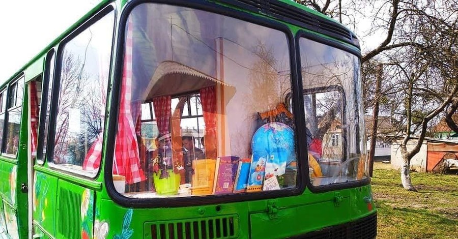 В Ровенской области первоклассники учатся в списанном автобусе
