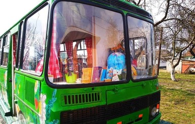 В Ровенской области первоклассники учатся в списанном автобусе