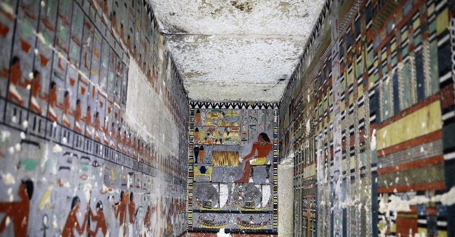 В Египте обнаружили нетронутую гробницу с ценными артефактами