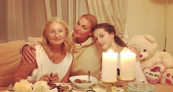В День дочери Волочкова решила помириться с мамой, показав семейное фото