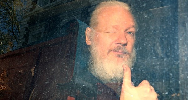 Отец основателя Wikileaks считает, что арест сына - плата за кредит МВФ