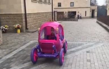 Пятилетняя дочь Пугачевой удивила умением водить
