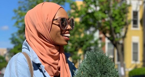В Вашингтоне мусульманка сфотографировалась с протестующими против ислама