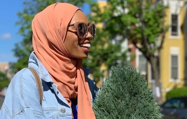 В Вашингтоне мусульманка сфотографировалась с протестующими против ислама