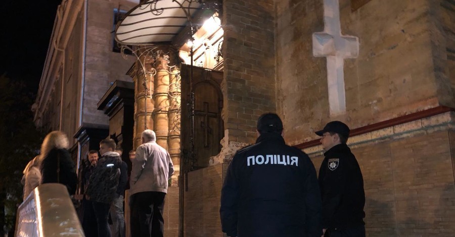 Неизвестный грозился устроить взрывы в храмах Киева