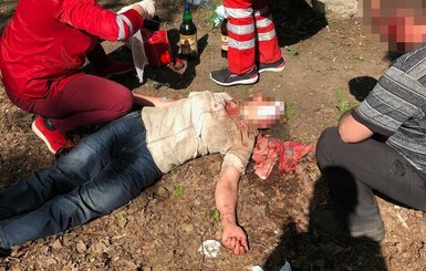 В Кривом Роге пьяный парень и девушка избивали людей нунчаками
