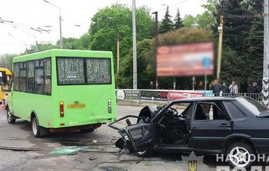 СМИ: в Краматорске машина с военными врезалась в маршрутку, один - погиб