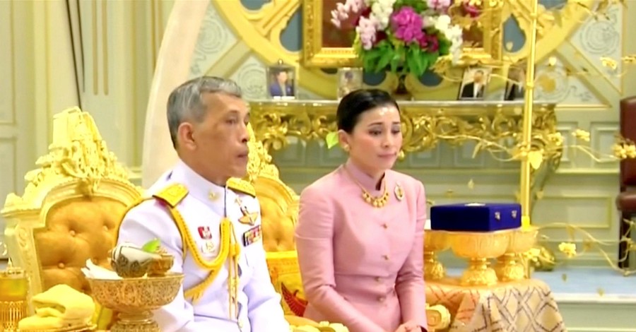 Король Таиланда женился на простолюдинке