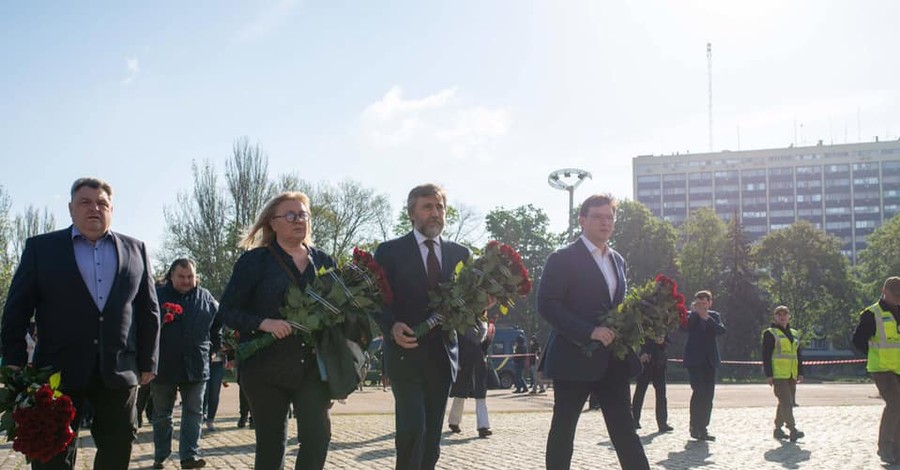 Вадим Новинский вместе с единомышленниками возложили цветы возле дома Профсоюзов в память о погибших 2 мая 2014 года