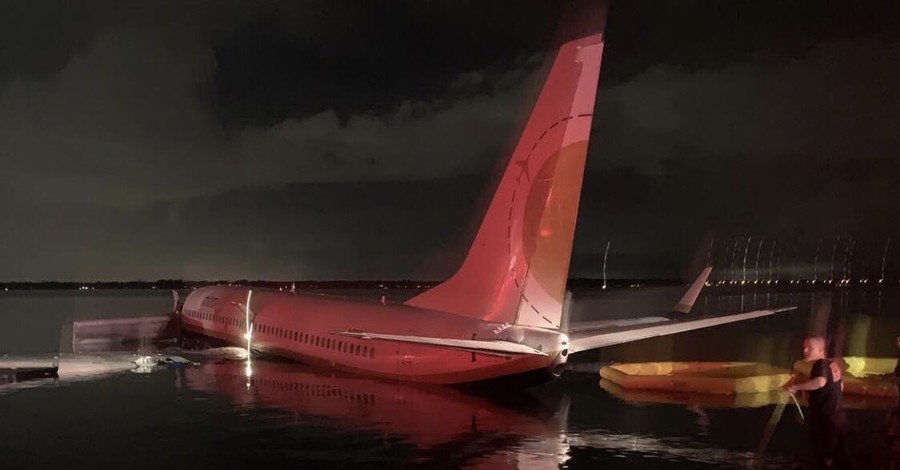 В Америке упал в реку Boeing 737, на котором летели 136 человек