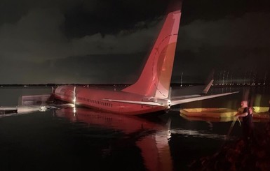 В Америке упал в реку Boeing 737, на котором летели 136 человек