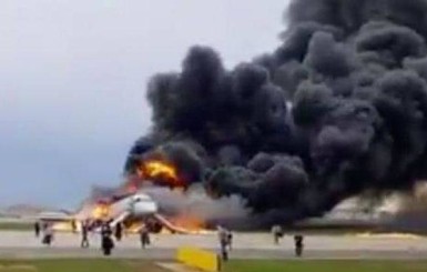 В Шереметьево при посадке вспыхнул самолет, сообщается о 13 погибших