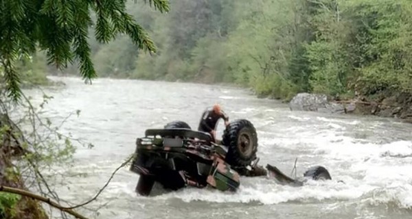 На Прикарпатье грузовик с белорусскими туристами упал в реку