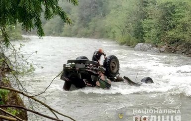 На Прикарпатье грузовик с белорусскими туристами упал в реку