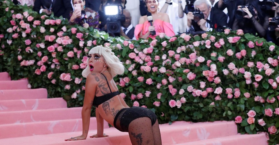 Леди Гага сменила четыре эпатажных образа на Met Gala 